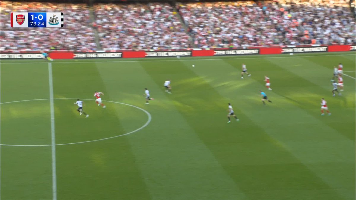 Nick Pope receives a yellow card for this challenge on Gyokeres 🟨