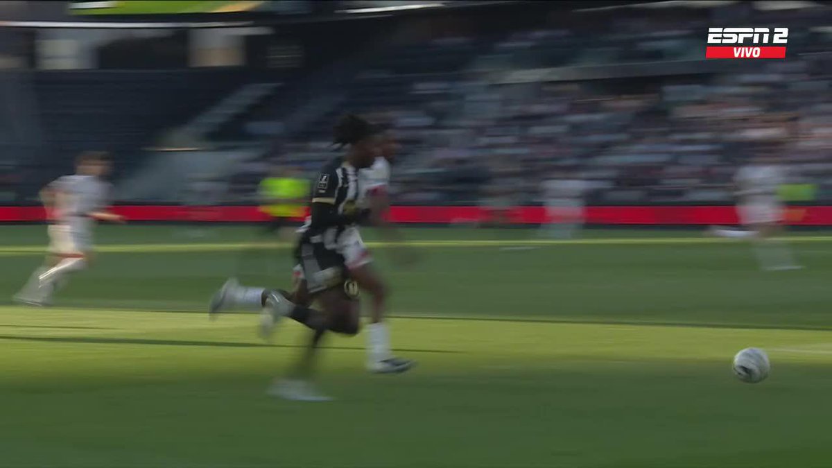 ¡LA MURALLA DEL CAMPEÓN DE EUROPA! La gran intervención de 🇪🇨 Willian Pacho sobre Prosper Peter para evitar la acción de gol del Angers. ▶️ Mira la 🇫🇷 #Ligue1 en el Plan Premium de #DisneyPlus