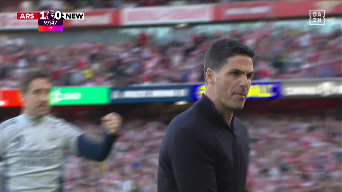 Mikel Arteta lo grita como nunca. El Emirates lo sufre y lo canta 💥 El Arsenal vence 1-0 al Newcastle y vuelve a ser líder, con un partido más que el Manchester City, y a falta de cuatro jornadas para el final #PremierLeagueDAZN ⚽🏴󠁧󠁢󠁥󠁮󠁧󠁿