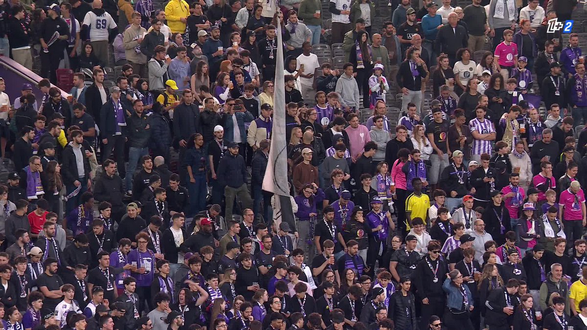 Emmanuel Vallance, responsable performance du Toulouse FC était équipé d'un micro pendant l'échauffement des Violets 👀 De quoi rentrer pleinement dans ce #TFCASM à suivre 𝙚𝙣 𝙘𝙡𝙖𝙞𝙧 sur Ligue 1+ ▶️