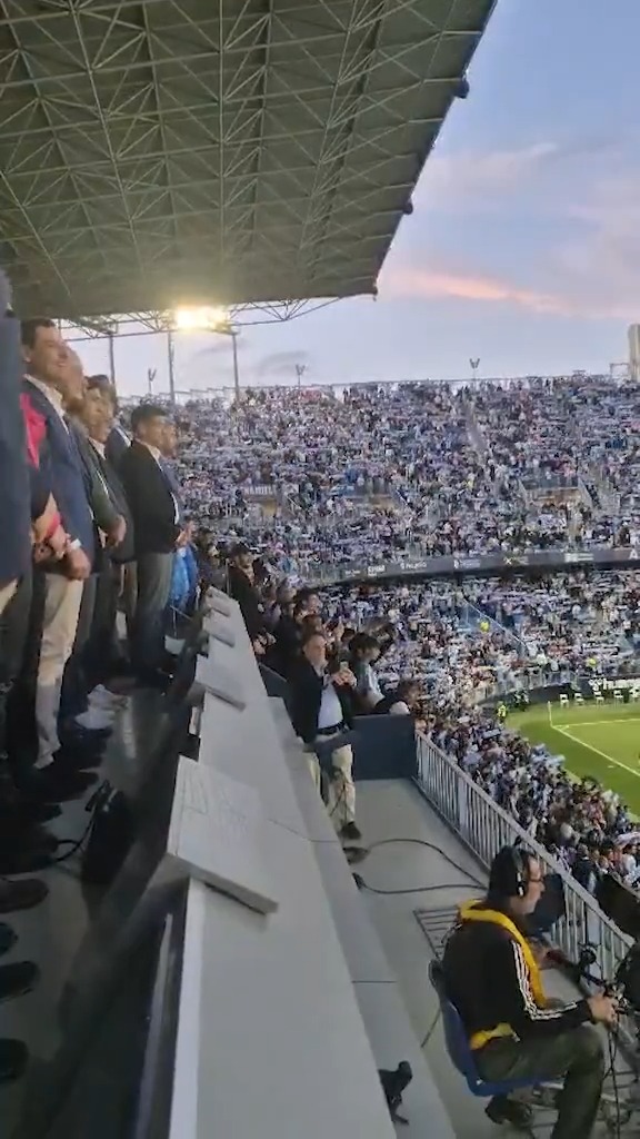 Espectacular recibimiento al Málaga CF. 👏👏 Hay mucha ilusión en el malaguismo con la posibilidad de ascender este año a Primera y todos vamos a empujar para conseguirlo. ¡Con la fuerza de los equipos andaluces! ¡VAMOS! #MálagaCastellón