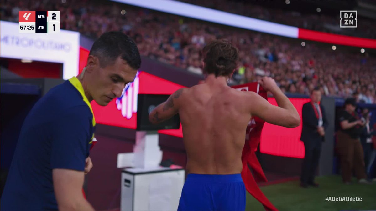 El dolor de Pablo Barrios 💔 La tristeza del Atlético de Madrid y del Metropolitano con su lesión... lo dice todo 🥺 #LALIGAenDAZN ⚽
