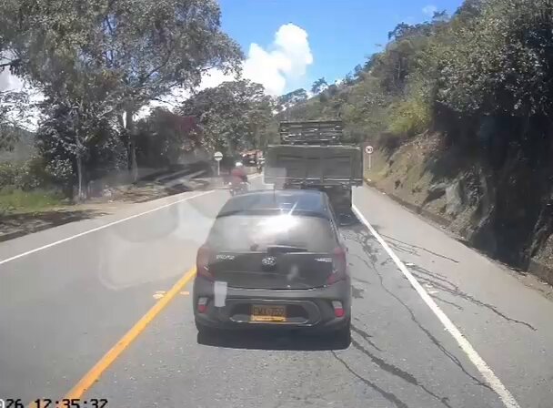 #CAUCA | Se conocen las primeras imágenes del atentado terrorista en el sector del Túnel de Cajibío, sobre la vía Panamericana, en Cauca. La cifra de fallecidos asciende a 13, mientras que al menos 20 personas más resultaron heridas y son atendidas en centros médicos del departamento. Vía Brandon Leguizamo
