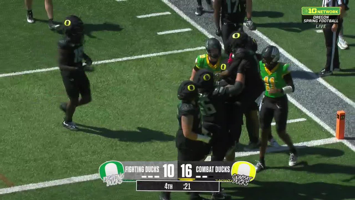 Brock Thomas airs it out to Dakorien Moore to put the Combat Ducks ahead in the final minute! #GoDucks x Big Ten Network