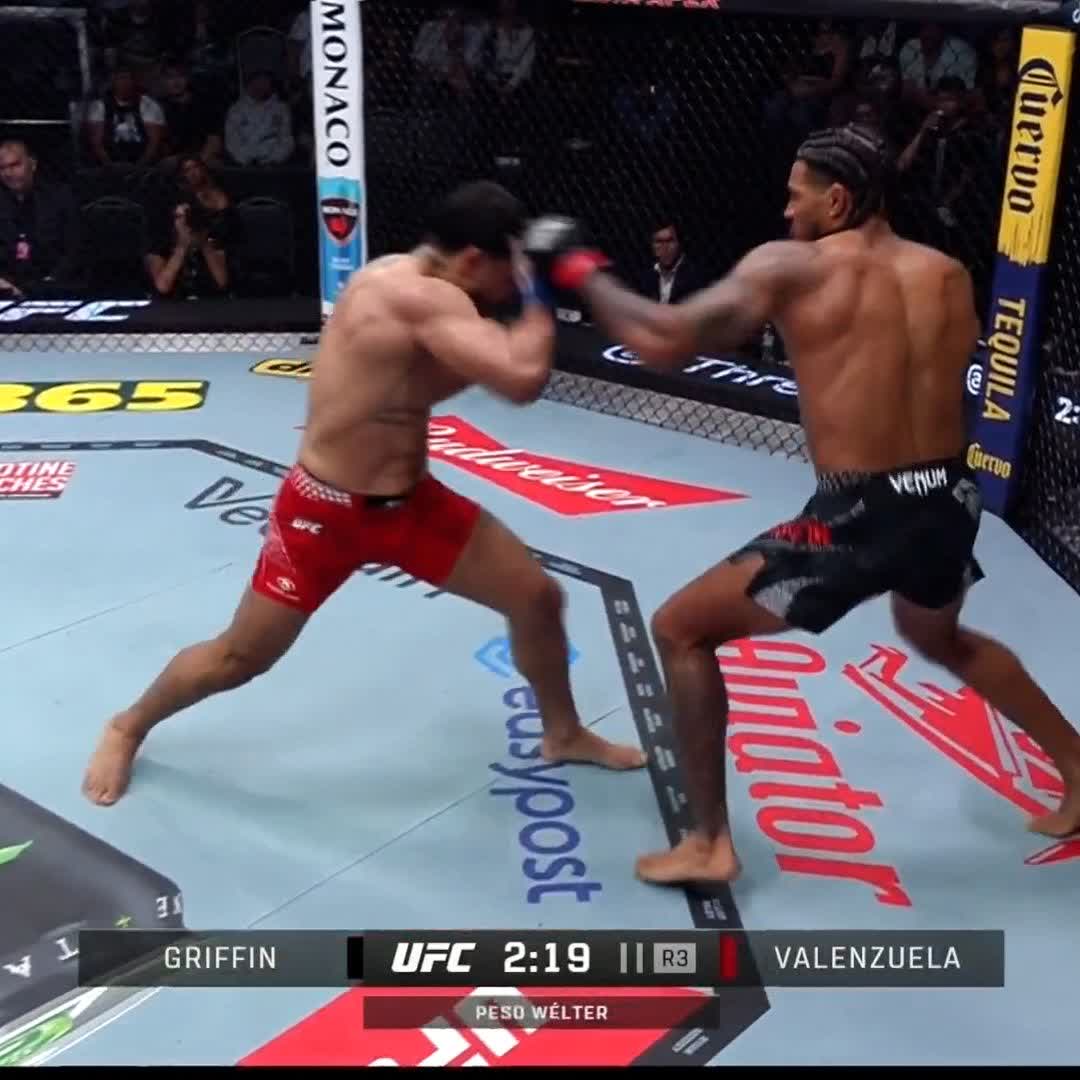 Le movieron las ideas a Griffin 😨 El chileno 🇨🇱 Valenzuela presionando y buscando la finalización ‼️ #UFCVegas116 | Ver en vivo por Paramount+ Deportes