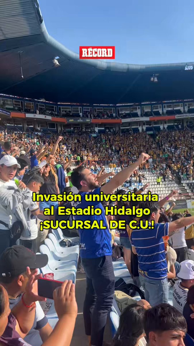 INVASIÓN UNIVERSITARIA 🐾 Cientos de universitarios se dieron cita en el Hidalgo para ver a sus Pumas. La afición tuza intenta ganarles en las gradas pero se ve difícil.
