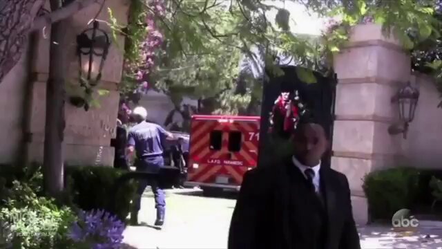 “Michael Jackson” La última fotografía de Michael Jackson en estado crítico fue capturada a través de la ventana de una ambulancia en 2009 🚑. La imagen, que se vendió por 500.000 dólares 💰, cambió la vida del paparazzi que la tomó 📸. El miedo reflejado en su rostro convirtió esa inquietante foto en algo imposible de olvidar 😱.