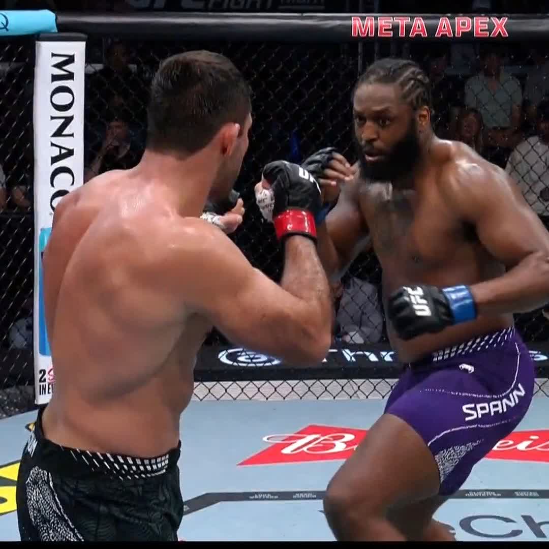 Que tristeza a passagem do Buchecha pelo UFC. Um dos maiores nomes da história do jiu-jítsu, mas no octógono a sensação foi sempre a mesma: atrasado, desconfortável, sem conseguir nada. O tatame tinha um gênio. O UFC mostrou outra coisa. Desapontador!