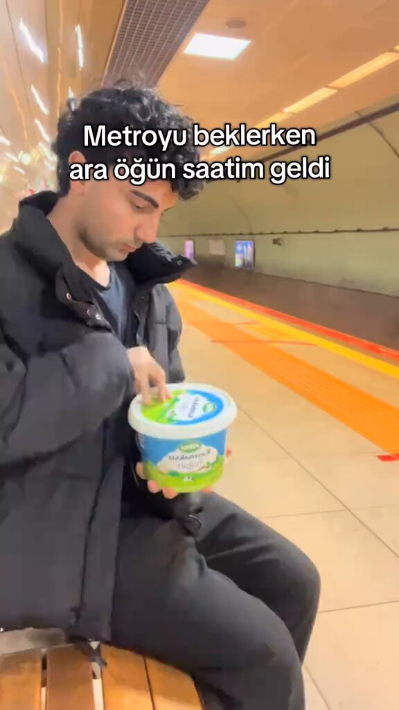 Bir genç, metro istasyonunda tren beklerken yoğurt ve yulaf karıştırıp içine meyve ekleyerek atıştırmalık hazırladı. O anlar sosyal medyada ilgi çekti.