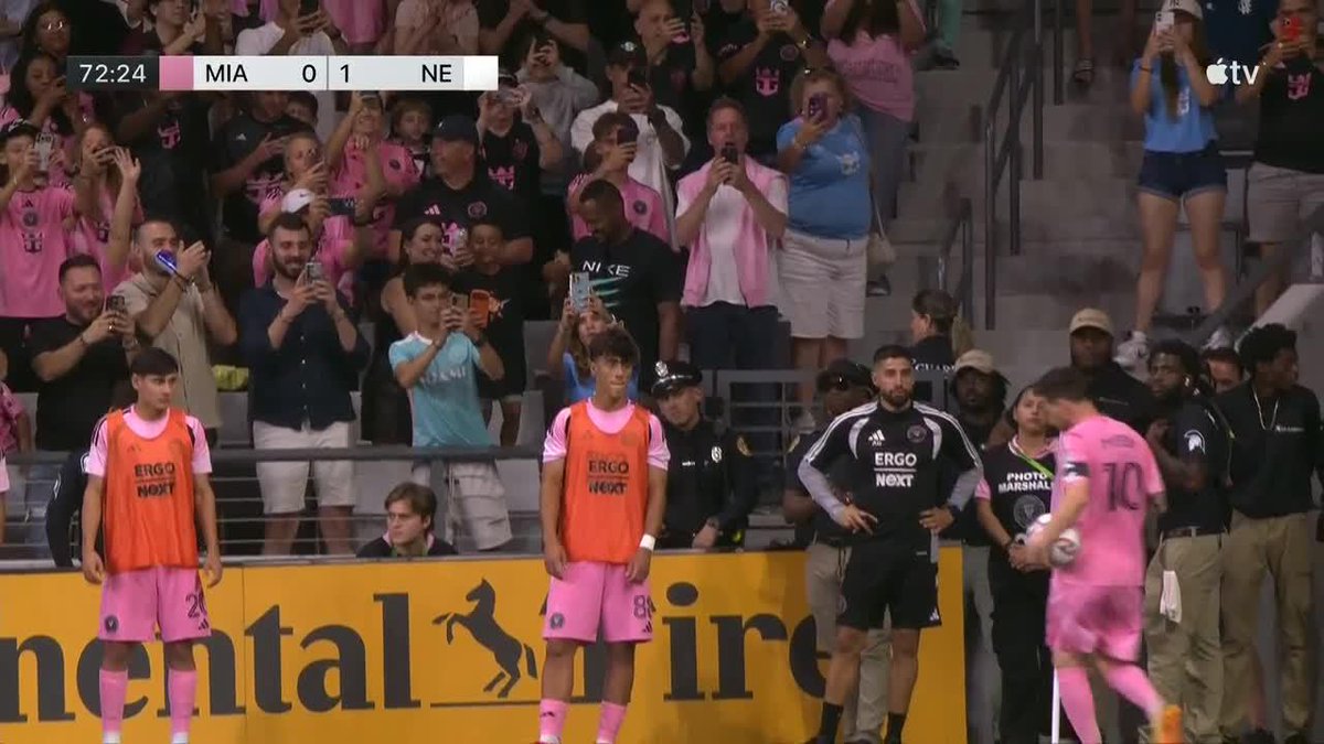 UN ESPECTÁCULO ÚNICO A NIVEL MUNDIAL: todos los celulares arriba cuando Leo Messi fue a ejecutar el córner en el partido entre Inter Miami y NE Revolution en la #MLS. 📺 Major League Soccer on Apple