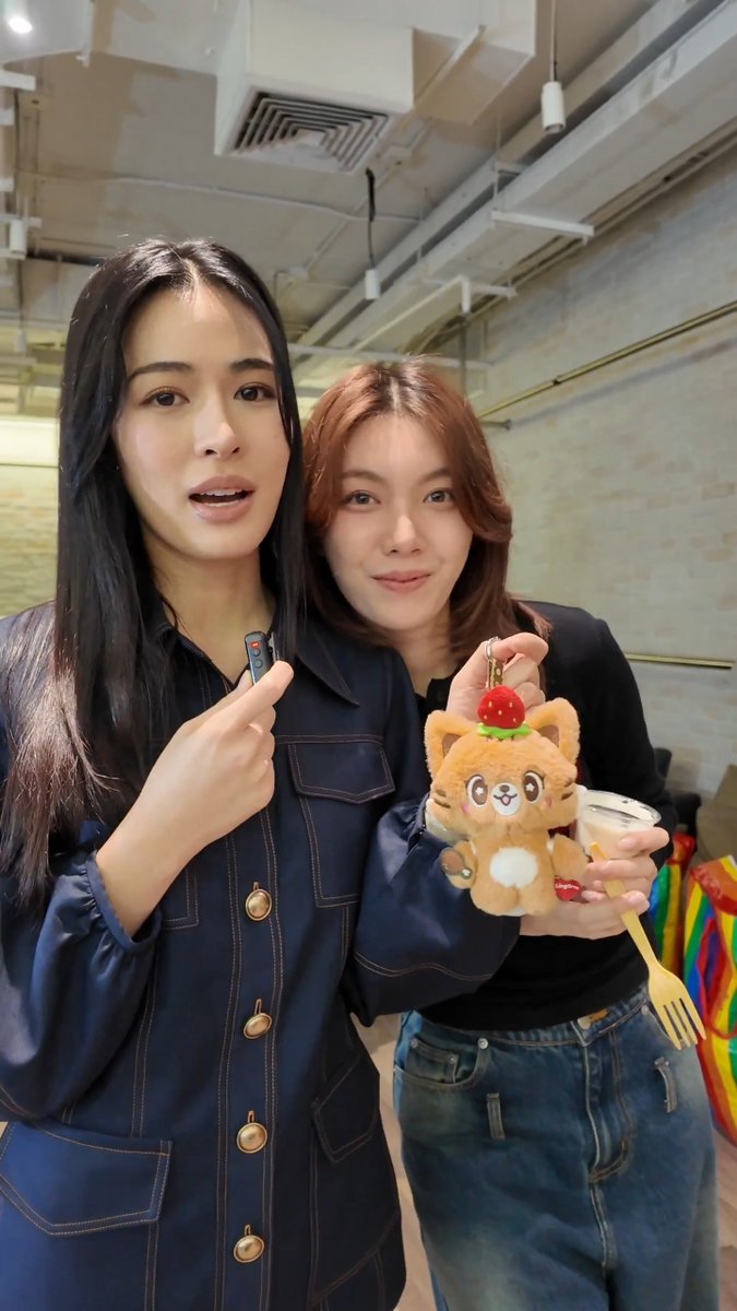 เปิดตัวน้อง LOLO ลูกของหม่าม้าหลิงกะหม่ามี้ออม น้องเป็นลูกครึ่ง 🐯😸 แถมยังพกของกินมาเพียบ 🍓🥚🍗 ฝากเนื้อฝากตัวกับ อุนพี่ อุนน้า อุนอา อุนยาย ด้วยฮับ💜 #BabyLOLO #หลิงออม #LingOrm
