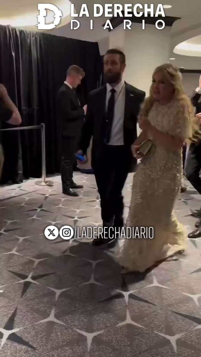 🚨🇺🇸 | #URGENTE Erika Kirk, viuda de Charlie Kirk, fue vista llorando tras el intento de asesinato de Donald Trump en la cena de corresponsales de la Casa Blanca.