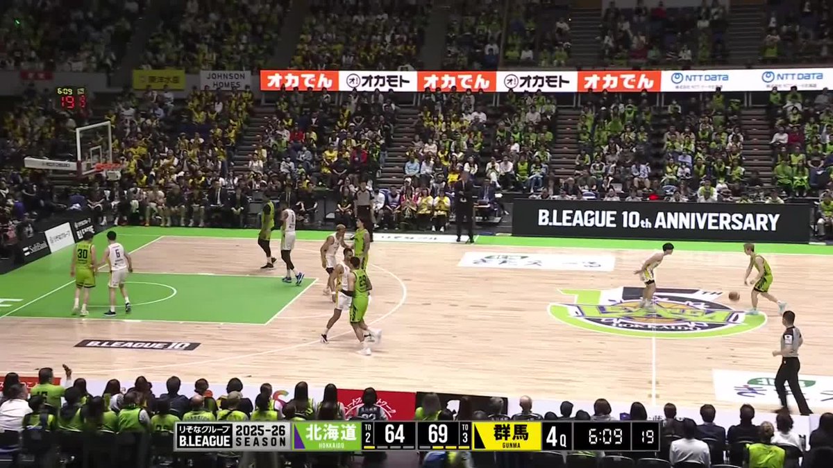 3Q 得点が欲しい時に一瞬の間合いで3ポイントを決め切るのが #富永啓生👌🔥🔥 (北海道コンサドーレ札幌の木戸柊摩選手、原康介選手、佐藤陽成選手が観戦にいらしてくれています🙌⚽✨) 4/26(日) vs.群馬クレインサンダーズ #レバンガ北海道 富永 啓生/ keisei tominaga 北海道コンサドーレ札幌公式