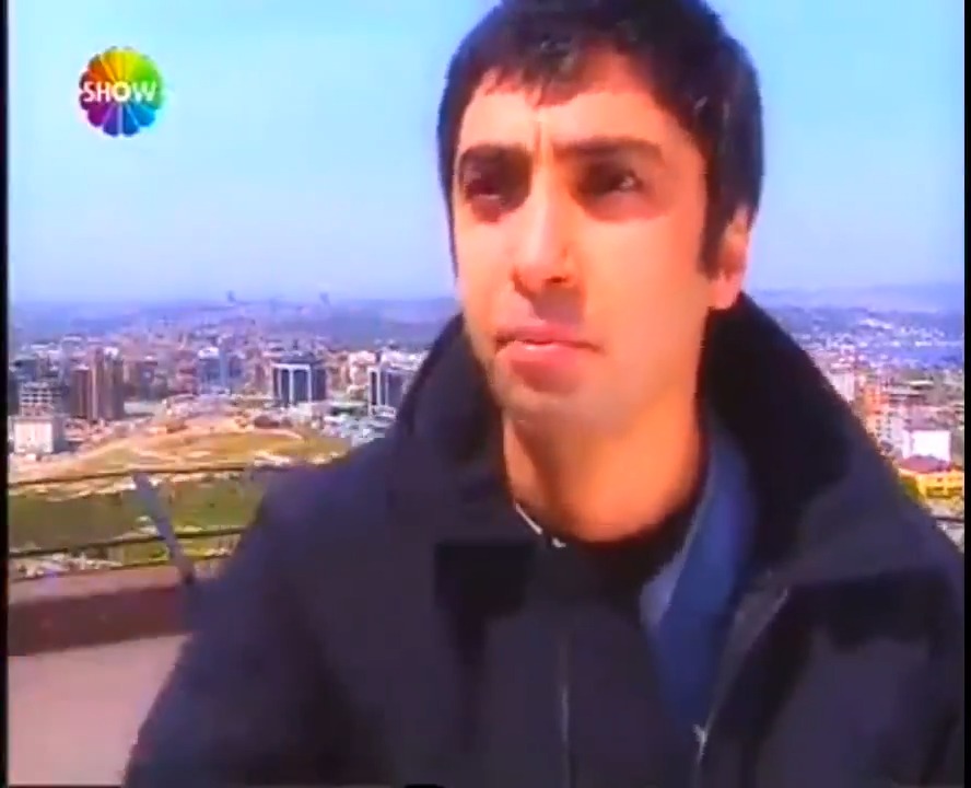 Toplayın tası tarağı, 2004 yılına geri dönüyoruz. Günümüz dizilerinin hiçbirinden böyle nefes kesen, tüyleri ürperten bir tanıtım çıkaramazsınız. Tanıtımı bile diğer tüm Türk dizilerine bedel!