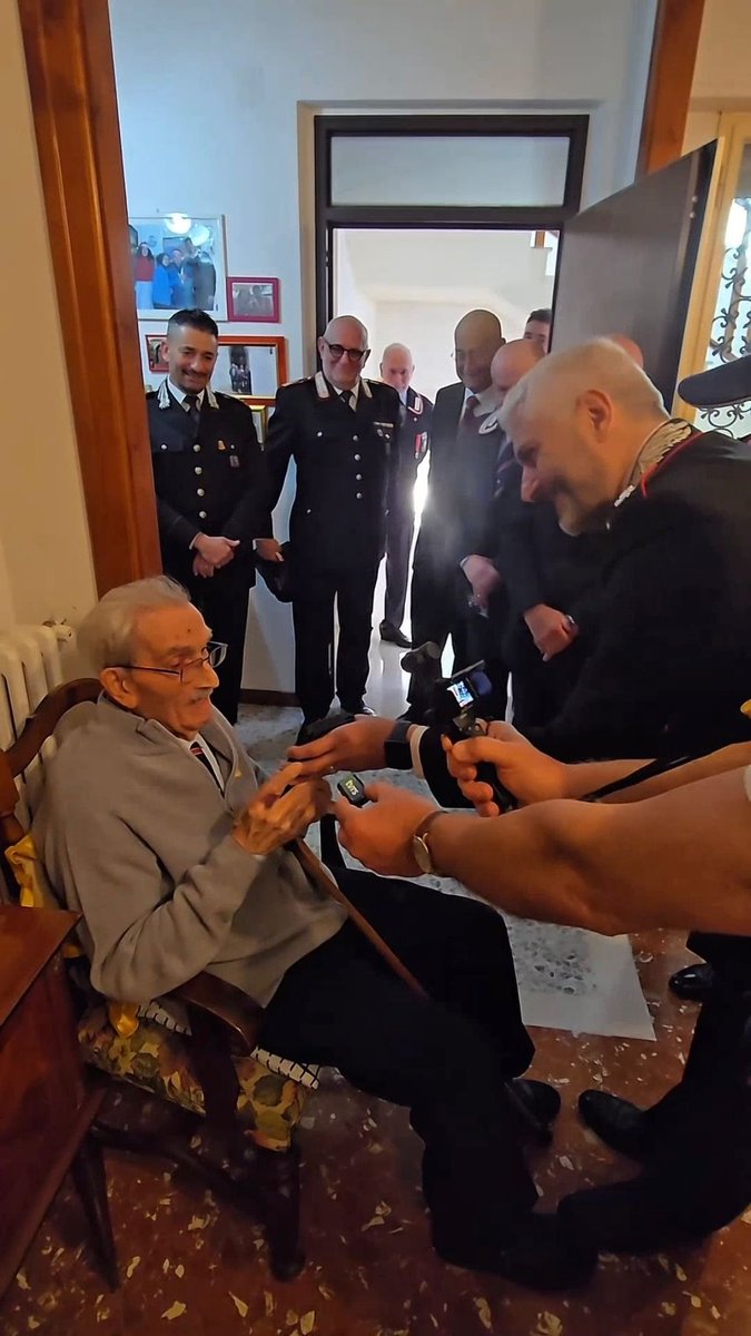 Per i suoi 109 anni, Guerino Patani, il Carabiniere più longevo d’Italia, ha ricevuto una sorpresa da parte dell’Arma. Immagini che toccano il cuore e che rendono omaggio a una vita diventata simbolo di servizio alla Nazione. A lui i miei più affettuosi auguri e la gratitudine dell’Italia.