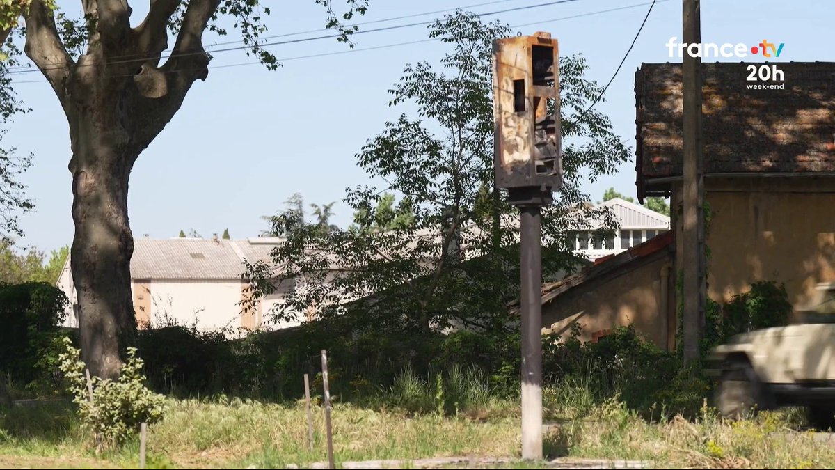 🔴 Des radars calcinés au bord des routes dans les Bouches-du-Rhône. Les dégradations contre ces appareils se multiplient partout en France, malgré la sévérité des peines encourues. Sur les 5 000 installés dans le pays, 15% ne sont plus en état de fonctionner. #JT20H