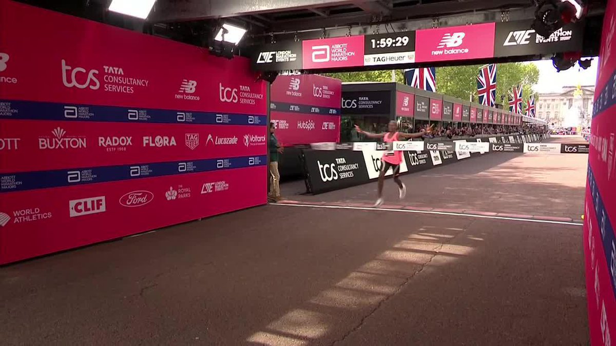 ¡01:59:30! 🏃 ¡HISTORIA PURA EN EL MARATÓN DE #LONDRES! 🥇 SABASTIAN SAWE 🇰🇪 no solo ganó el Maratón de #Londres: es ¡EL PRIMERO EN LLEGAR ANTES DE LAS 2 HORAS! 📺 Mirá el Major londinense en el Plan Premium de Disney Plus.
