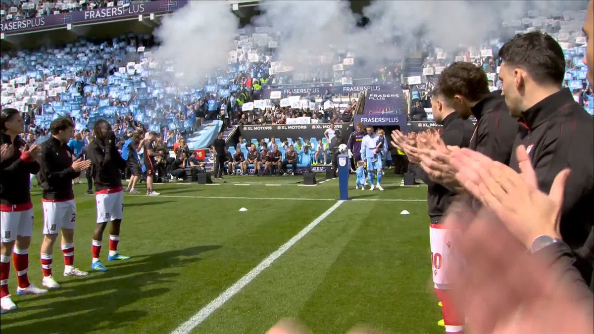 Wrexham with a guard of honour for champions Coventry City 👏 Coventry City | EFL