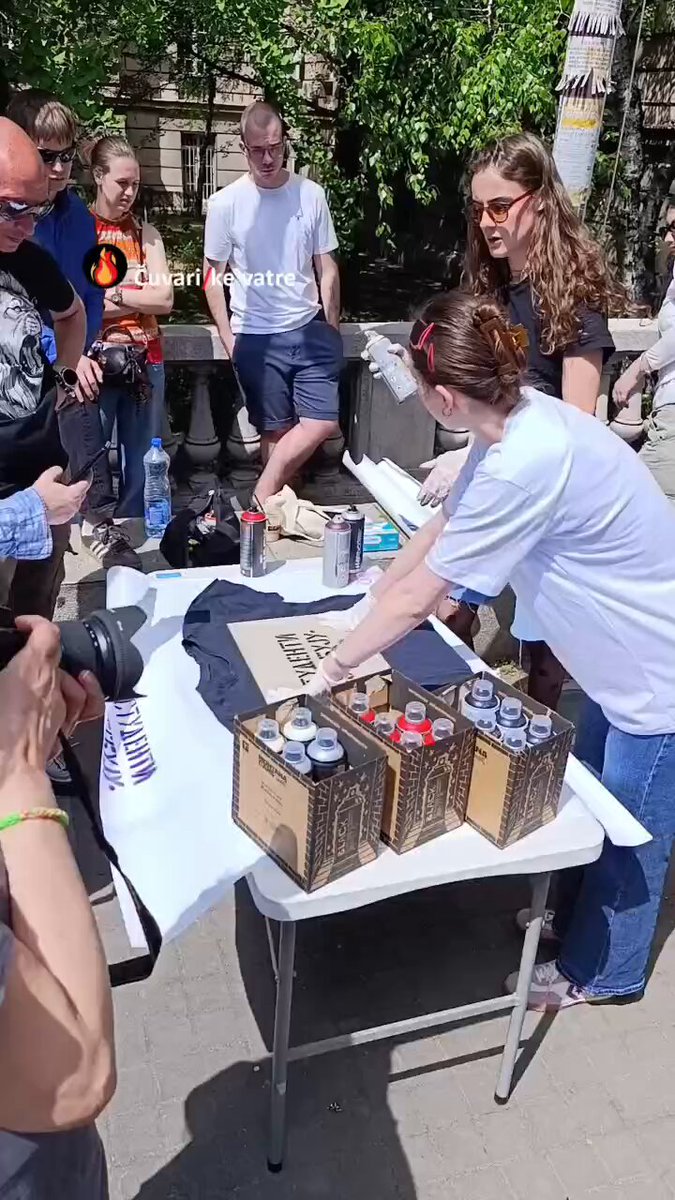 Studentska akcija štampanja majica, cegera, dukseva i različitog tekstila ntpisom "Studenti pobeđuju!", ispred zgrade tehničkih fakulteta u Beogradu