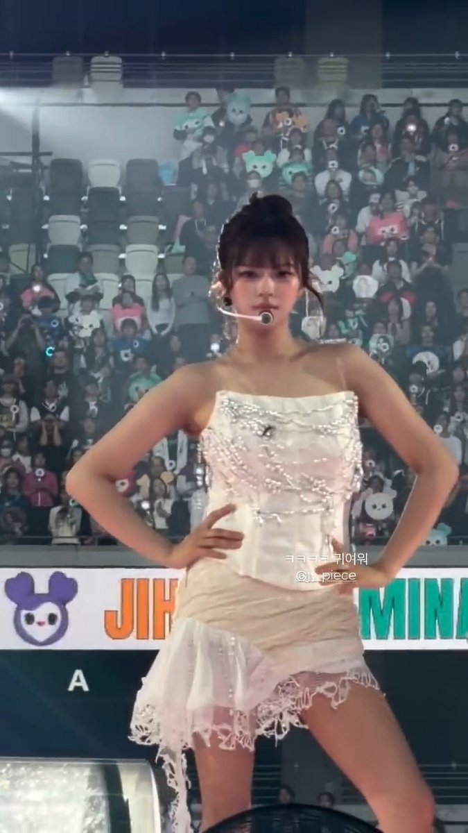 JEONGYEON IN THE NEW WHITE FIT WOW