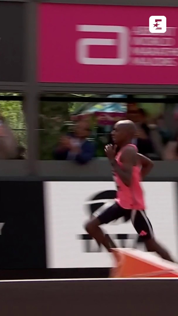 Per la prima volta nella storia una maratona chiusa SOTTO LE DUE ORE! 💥👏 Sebastian Sawe è il primo uomo a correre una maratona in una prova ufficiale sotto le due ore di gara. Il keniano chiude addirittura abbondantemente sotto quel "muro", fermando il cronometro a 1:59.30 ✨ #Atletica #Sawe #Maratona