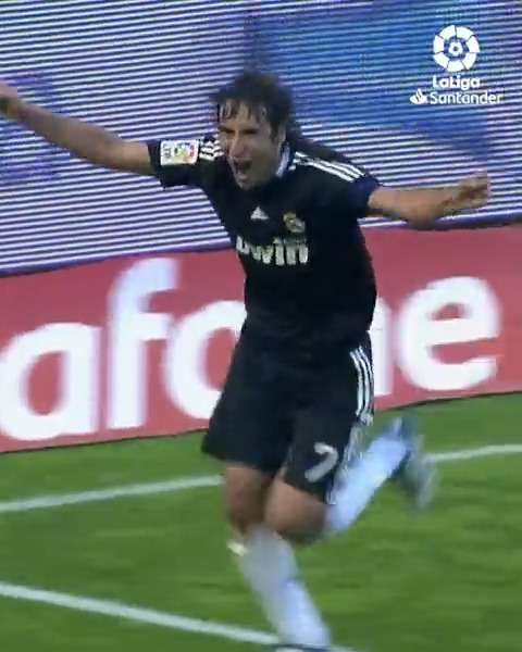 🔙 Se cumplen 17 años del último 'hat trick' de RAÚL Fue en el Sánchez Pizjuán ante el Sevilla, en un triunfo por 2-4 del Real Madrid Eterno 7⃣