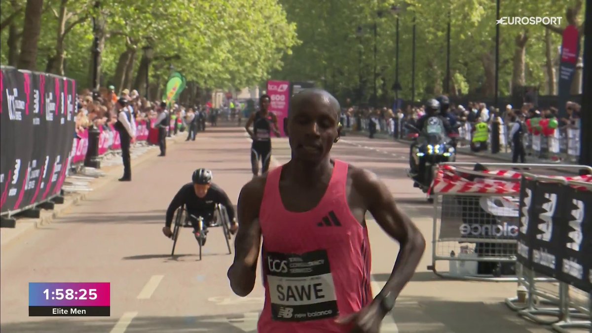Imaginaos hacer una maratón en 1:59:41, que habría sido una hazaña histórica en cualquier momento… hasta 11 segundos antes de haberlo hecho tú 🤦♂️ Le han cambiado el benchmark.