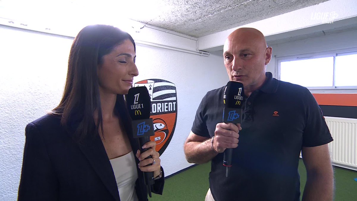 Bienvenue à Lorient pour lancer ce fabuleux dimanche sur Ligue 1+ 🧡🖤 𝑶𝒍𝒊𝒗𝒊𝒆𝒓 𝑷𝒂𝒏𝒕𝒂𝒍𝒐𝒏𝒊 vous accueille dans le vestiaire lorientais et vous fait visiter les entrailles du Moustoir 🏟️ #FCLRCSA