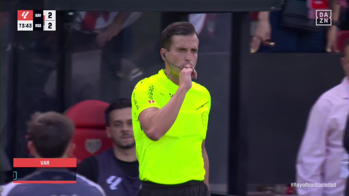 Tremendo lo de Vallecas Marca el Rayo, se lo anulan y le pitan penalti por una acción que es 100% de interpetación. En la última del partido, mucho más clara, Remiro se lleva puesto a Ilias y NI SE REVISA ¡Los árbitros de la Liga Negreira SON MUY MALOS!
