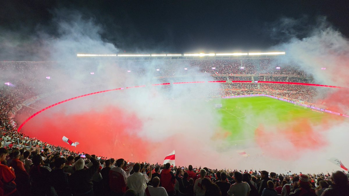 Ayer, el Monumental completo recibió al equipo con este cantito que me parece genial, ya lo había hecho después de perder la Supercopa con Talleres y en los penales con Libertad; 50 veces mejor que el "River mi buen amigo" Vía Casitalb River Plate Videos