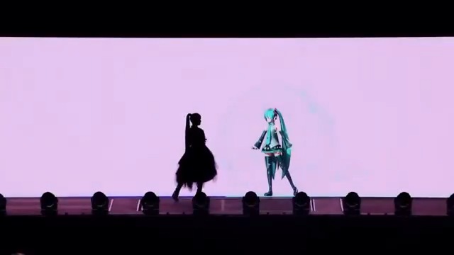 2024年の本日はAdoが女性ソロアーティスト史上初となる国立競技場ライブ『心臓』を行った日。メジャーデビューからたった3年半のスピードでの達成で、2日間で14万人の観客を動員。MCでは「しつこいかもしれませんが、ボカロと歌い手が私の“心臓”なんです」と語り、ステージで初音ミクと共演。