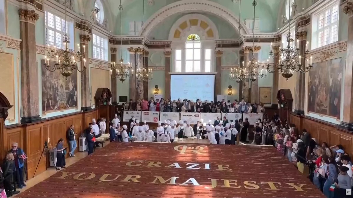 🇮🇹🍮 Le record mondial du plus long tiramisu vient d’être pulvérisé : un collectif mené par des Italiens a réalisé une version géante de 300 mètres.
