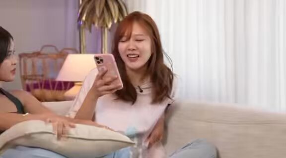 ปูเป้:นกชอบพี่น้ำมา6ปีแล้ว…ไปคัดวงไอดอลได้เต้นข้างพี่น้ำ น้ำหนึ่ง:ห๊ะ!ได้เต้นข้างพี่น้ำเลยหรอ โมบาย:ใครวะ! มันมีหลายคนนะเว้ยเพื่อนเราแม่งโปรยเสน่ห์ น้ำหนึ่งขวัญใจเด็กสาวจริงๆแต่คิว1เค้าไม่เคยขยับ🌝 #Sertist_Channel