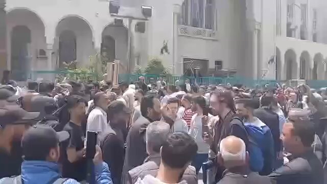 تجمّع احتجاجي أمام القصر العدلي في دمشق يطالب بتنفيذ حكم الإ.عـ.ـ.ــدام بحق عاطف نجيب وأمجد يوسف وفادي صقر.