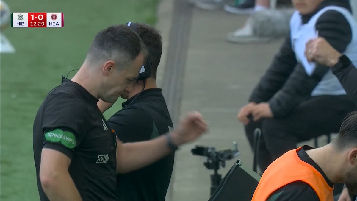 Hibs goalkeeper Raphael Sallinger is SENT OFF for handling outside the box 🟥