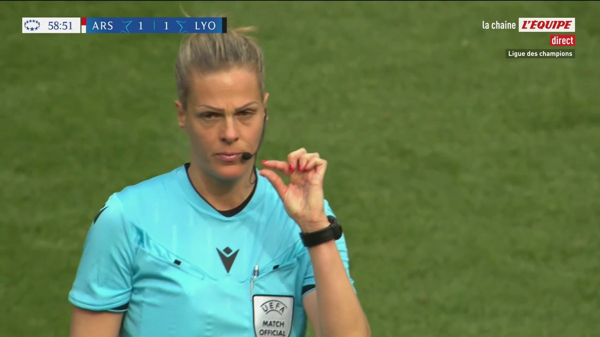 L’énorme erreur de Christiane Endler ! Arsenal revient dans le match sur un ballon anodin. Les Lyonnaises sont rejointes au score, 1-1 !