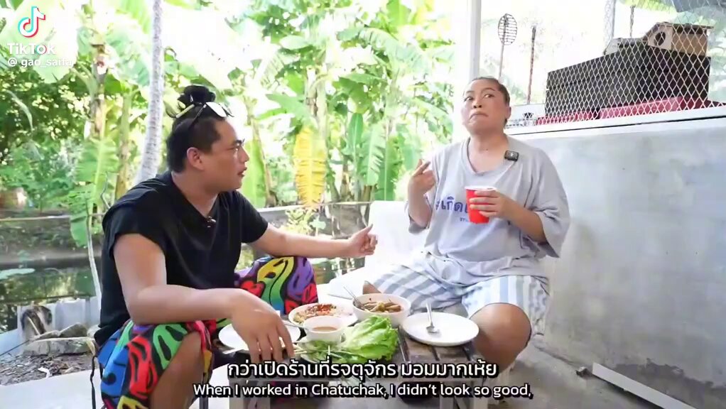 เรื่องน่าใส่ใจ 💥💥 เมื่อพี่โย เล่าประสบการณ์ ไปซื้อน้ำหอมแบรนด์ในห้าง ในวันที่ตัวเองแต่งตัวไม่หรู ถ้าเจอใครมองเหยียดหรือแสดงพฤติกรรมแบบนี้ ก็ไม่ควรได้เงินจากชั้นค่าา พี่โย : เปิดร้านที่จตุจักรวันนั้นมอมมาก ไปแวะเซ็นทรัลจะไปซื้อน้ำหอม เดินเข้าไปร้านน้ำหอมที่เป็นซีเล็ก เดินดูแล้วพนักงานก็เดินตาม พอกูหยิบปุ๊บ... พนักงาน : ” กุชชี่ 6พันกว่า!! “ (น้ำเสียงแข็ง) กูก็คิดในใจ มึงไม่บอกราคาExactlyวะ ให้กูเติมเลขเองเหรอ!? แล้วจริงๆป้ายก็มี ตอนนั้นก็เลยเข้าใจเจตนาเขาละ ก็เลยเดินไปหยิบดูแบรนด์อื่นดมไปเรื่อย พนักงานก็ถาม : “ ไม่ทราบว่าหาตัวไหนอยู่หรอคะ” (น้ำเสียงแข็งๆ) เหมือนจะมองว่าเรามาเที่ยวลองน้ำหอมฟรี งั้นกูให้มึงสบายใจไปเลย มึงจะได้กลับนอนหลับว่ามึงคิดถูก กูเลยถาม “มี 12 plus มั้ยคะ?”5555555555555 🤣🤣🤣 กูถามงี้เลย เพราะเขาอยากเห็นเราเตี้ยต่ำไง! มันก็ บอก : “ที่นี่ไม่มีนะคะ....” แล้วพูดยาวเหยียดเลย กูก็เลยเดินออกไม่ต้องเสียตังค์แล้วกูก็ไปซื้อเคาน์เตอร์แทนคือมันไม่ได้เกี่ยวกับที่เราอยากได้ แต่กูจะให้คอมมิชชั่นมึงทำไมล่ะ กูจะให้มึงดูถูกกูแล้วมึงได้ Benefit หรอ ฟังจบ มันคือคุณธรรมในชีวิตจริง ชั้นก็เจอบ่อย วันไหนไปเดินช็อปในห้างด้วยลุคชิวๆเหมือนตื่นนอนแล้วไปเลย เครื่องประดับแสดงฐานะไม่เยอะ พนักงานแลดูไม่อยากบริการ สายตาและคำพูดเหมือนแบบ…. อยากจะเหยียดคนอื่น จนลืมตัวว่ามรึงคะ!! มึงก็ลูกจ้างรอค่าคอมฯ เหมือนกันค่ะ ไม่ได้สูงส่งกว่ากรูเนาะ 😂 เพื่อนๆใครมีประสบการณ์แบบนี้บ้าง Cr.เมนูจูดี้ep7 - judychannel