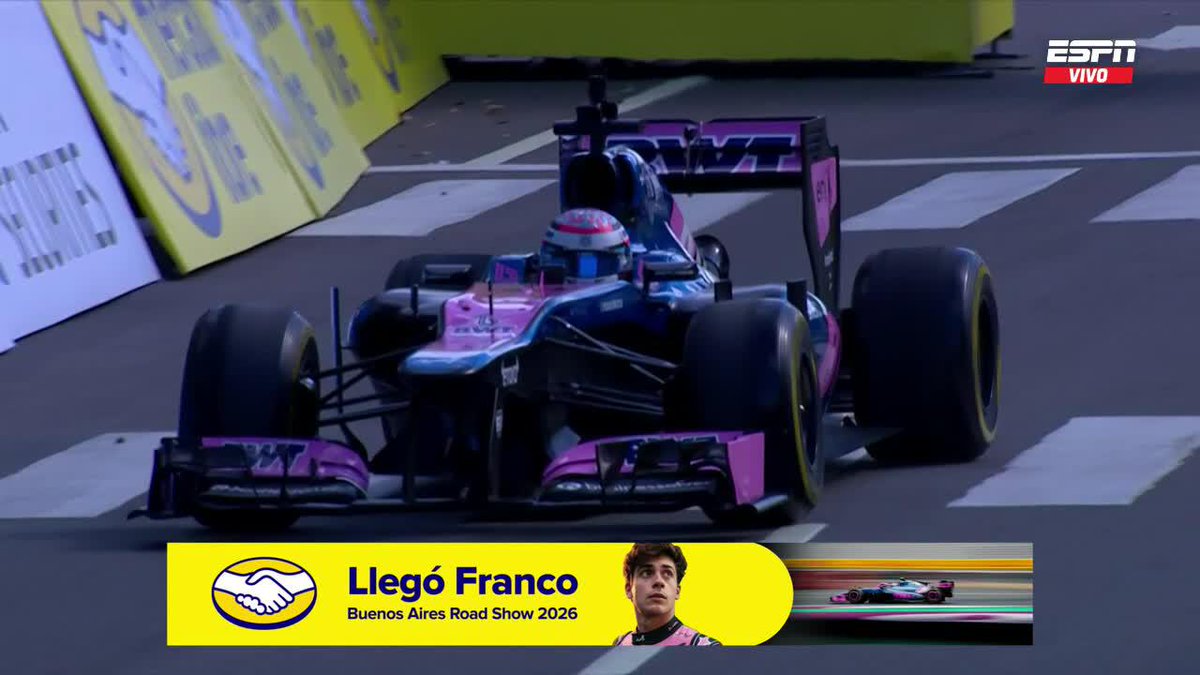 No es fútbol, pero es histórico. Franco Colapinto, saliendo a las calles de Buenos Aires, con su Lotus. Momentazo total. 🏎️🇦🇷