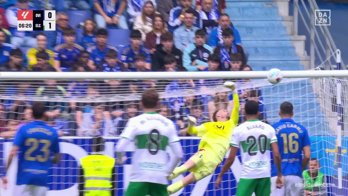 Por favor, observad el movimiento de brazos que hay en la grada cuando entra la bola. Hipnótico.