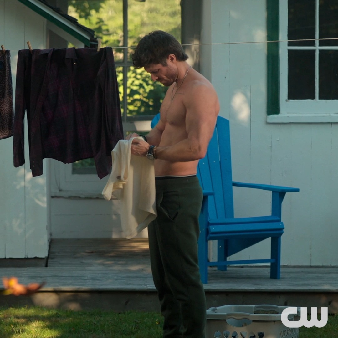 Season 4 really said "it's getting MESSY" 😬 A new episode of #SullivansCrossing airs TOMORROW on The CW.