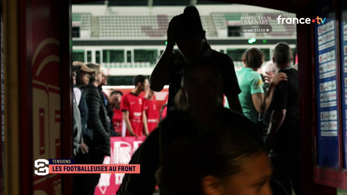 #Stade2 | ⚽️ Les footballeuses au front 😰 Alors que la crise économique touche le foot français, les temps sont encore plus durs pour les féminines. C’est le cas à Dijon, où l’avenir des joueuses est en grand danger 📺 Stade 2 en direct :