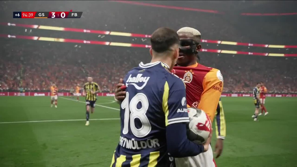 ¡SE PICÓ EL FINAL DEL CLÁSICO TURCO! Osimhen se agarró cara a cara primero con Muldu y después con Guendouzi. PICANTE. 📺 #DisneyPlus Plan Premium