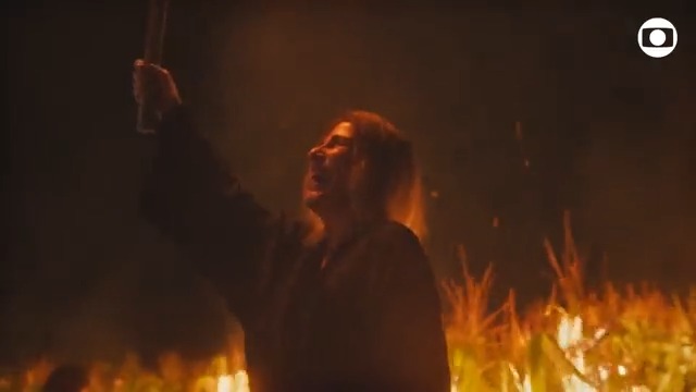 Irene queimando a plantação da Aline foi uns dos raros momentos bons de assistir Terra e Paixão; Glória Pires arrasando em cena, inclusive, está fazendo muita falta nas telinhas.