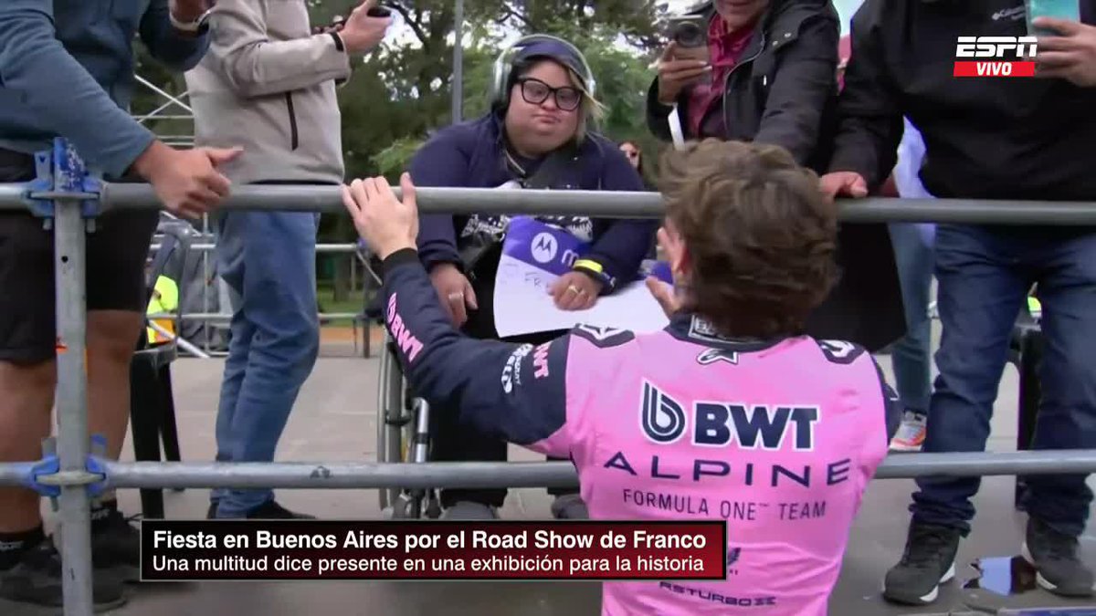 Franco saludó a toda la gente pero donde más tiempo se detuvo, fue en los sectores de discapacitados. Un tipazo con todas las letras. #F1 #FrancoEnCasaPá