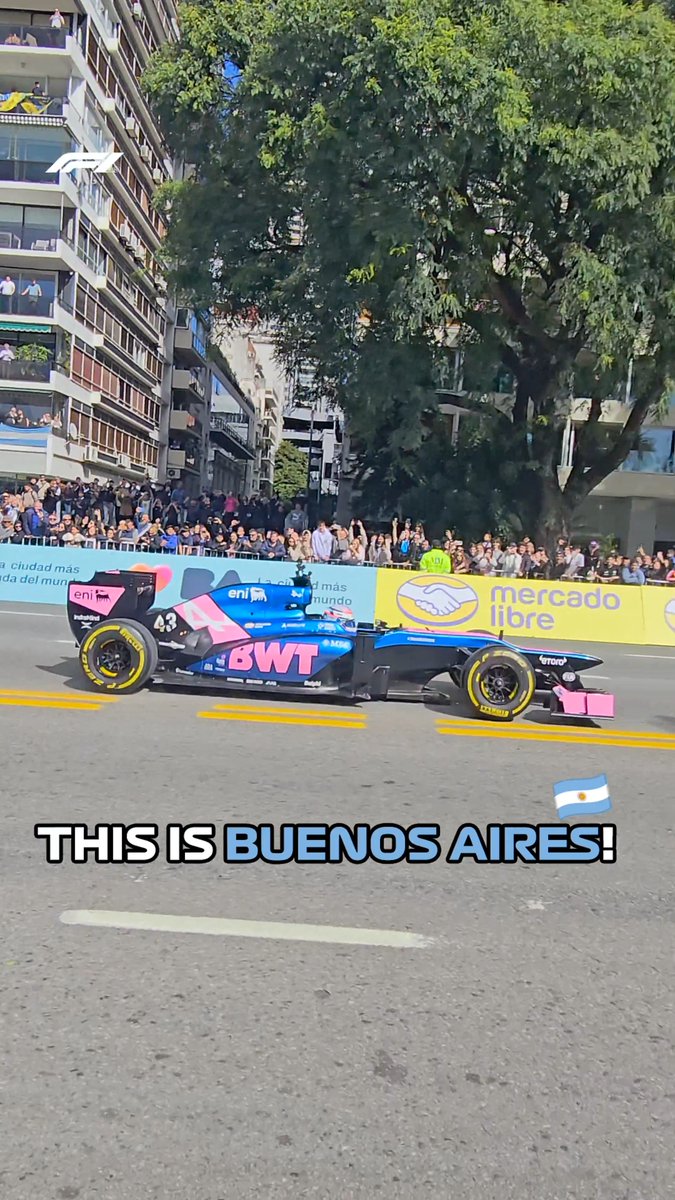 Locking in for the donuts! 🍩😮‍💨 Franco Colapinto puts on a show for the fans in Buenos Aires 🙌 #F1