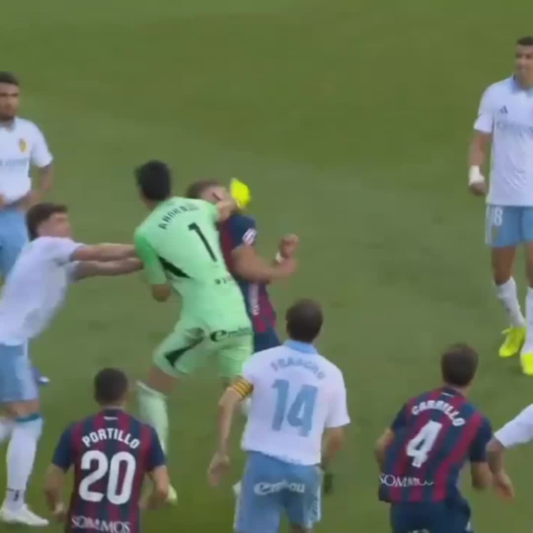 ¡ESTEBAN ANDRADA ENLOQUECIÓ Y REACCIONÓ CON ESTA TROMPADA! El arquero argentino se fue expulsado en la derrota de Zaragoza ante Huesca en la Segunda División de España y le pegó este tremendo golpe a Jorge Pulido. 📺 #DisneyPlus Plan Premium