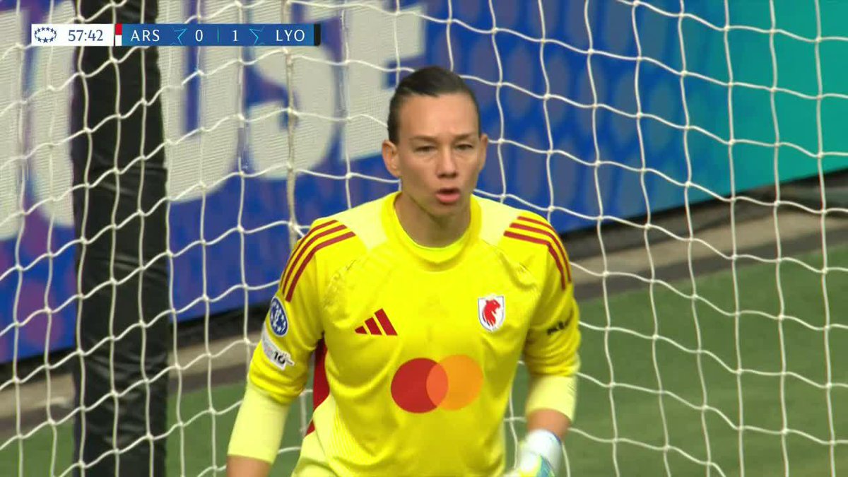 ¡CON ESTE BLOOPER, ARRANCÓ LA REMONTADA DEL ARSENAL! La arquera chilena Christiane Endler fue protagonista en el empate del Arsenal, que lo dio vuelta y venció 2-1 al Lyon en la ida de las semifinales de la Champions femenina. 📺 Toda la #UWCL por #DisneyPlus Plan Premium