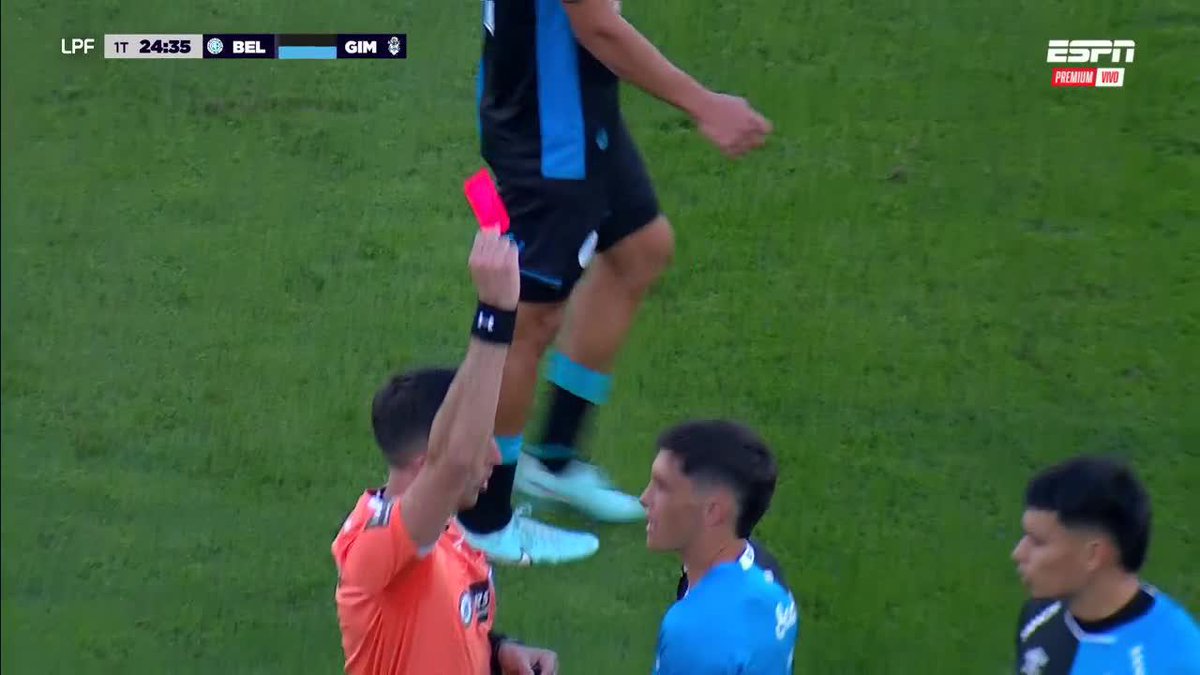 Por favor lo de Ricca. Discutan si tienen ganas si es roja o no, pero lo LEJOS que quedó ese pie de la pelota es insólito. Lo echan de torpe, por no decir algo más. Ni hablar de que se vendió solo.