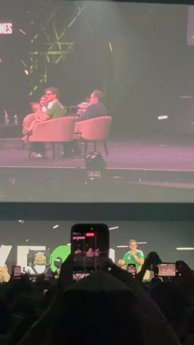🫶🏻 Pedro Pascal se emociona hasta las lágrimas al recordar en #CCXPMéxico cómo fue que llegó a la gran franquicia de #StarWars para interpretar a #TheMandalorian 🇲🇽 Viene a presentar la película #TheMandalorianAndGrogu