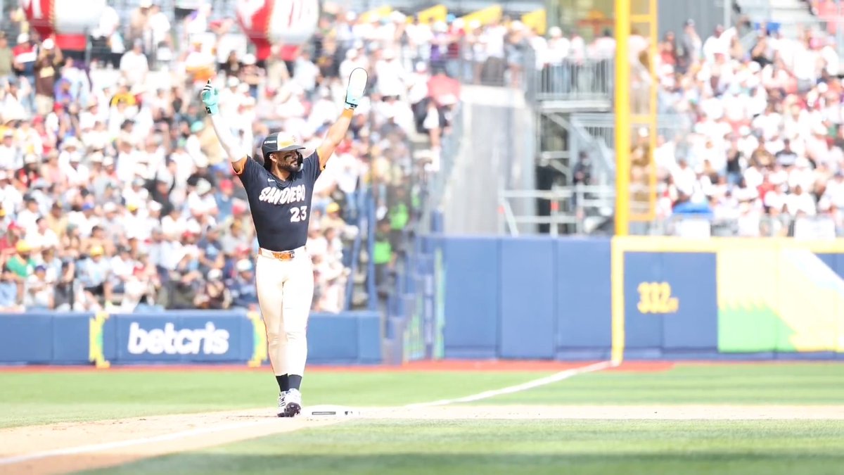 Fernando Tatis Jr. raised one arm for each Manny home run 🙌